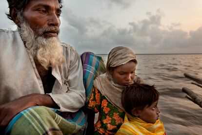 Refugiados a causa del cambio climático cruzan el río entre Bondor Tila Ghat en Mijhum Dwip y Moktaria Bazar en Hatiya, en Banglades en 2009.