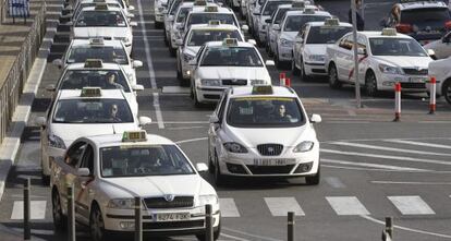 Decenas de taxis hacen cola en las proximidades de la estaci&oacute;n de Atocha