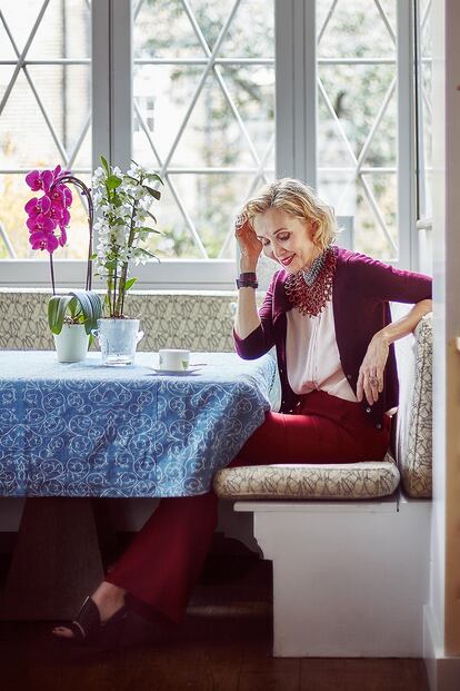 Un rincón de la cocina con vistas al patio trasero de la casa. La mesa está cubierta con un mantel realizado a medida con tejido de la colección Garden Cornflower, creada también por Hicks. 