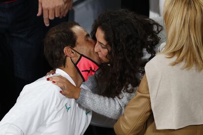 Rafa Nadal besa a Mery Perelló tras ganar Roland Garros.