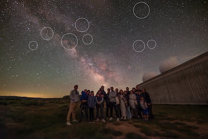 Astrofotografía de gran campo tomada durante una visita al Centro Astronómico de Trevinca, en A Veiga (Ourense), a las 23.59h del 7/7/2023, con 10 segundos de exposición. Los círculos marcan las trazas que dejan los satélites de telecomunicaciones en la órbita terrestre baja.