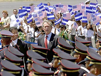 Bush pasa revista a una guardia de honor a su llegada a San Salvador.