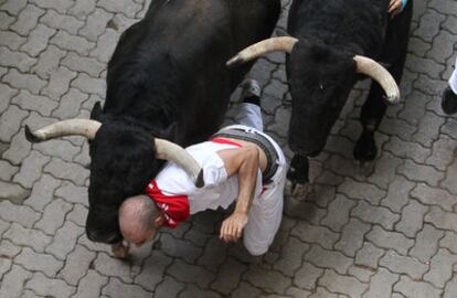 Los toros de Victoriano del Río, durante el rápido sexto encierro de los sanfermines, que ha dejado al menos dos heridos por asta.