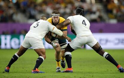 Itoje y Sinckler placan al australiano Rodda.