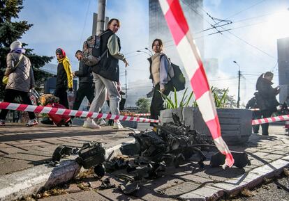 Restos de un dron kamikaze iraní encontrados en las calles del centro de Kiev poco después del ataque, el lunes.