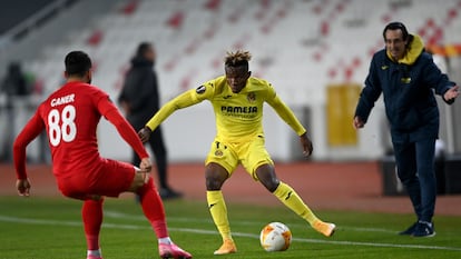 Samu Chukwueze busca un pase ante la mirada de Emery