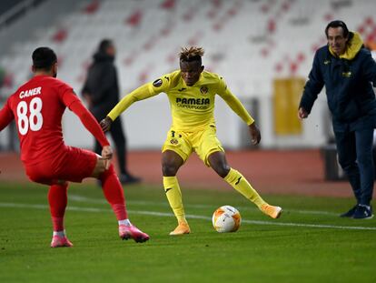 Samu Chukwueze busca un pase ante la mirada de Emery