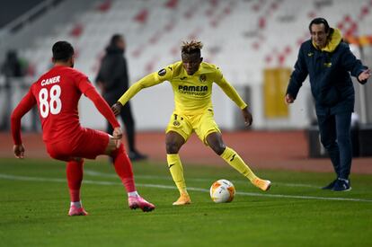 Samu Chukwueze busca un pase ante la mirada de Emery