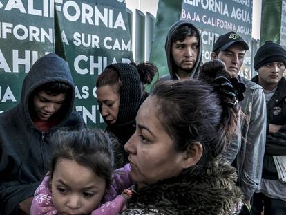 Migrantes afuera de el puente fronterizo El Chaparral en espera de anotarse para pedir asilo.