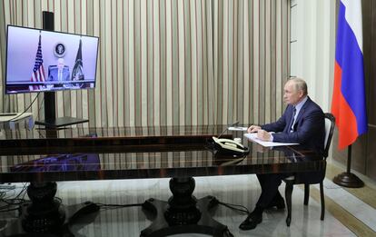 Los presidentes de Rusia, Vladímir Putin, y Estados Unidos, Joe Biden, durante su cumbre virtual centrada en la tensión en torno a Ucrania, en Sochi (Rusia). Putin ha propuesto a la OTAN un pacto de seguridad para evitar el ingreso de Ucrania en la Alianza Atlántica, mientras Biden ha advertido a Moscú con graves consecuencias en caso de una invasión rusa del país vecino.