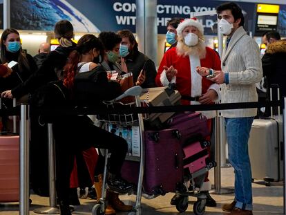 Varios viajeros hacen cola en una de las terminales del aeropuerto de Londres-Heathrow, el 21 de diciembre.