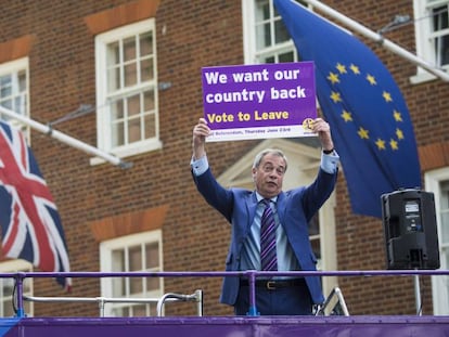 El l&iacute;der del partido UKIP, Nigel Farage, ense&ntilde;a este viernes en Londres un cartel con la leyenda &quot;Queremos nuestro pa&iacute;s de vuelta&quot;.