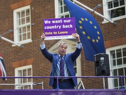 El líder del partido UKIP, Nigel Farage, enseña este viernes en Londres un cartel con la leyenda "Queremos nuestro país de vuelta".