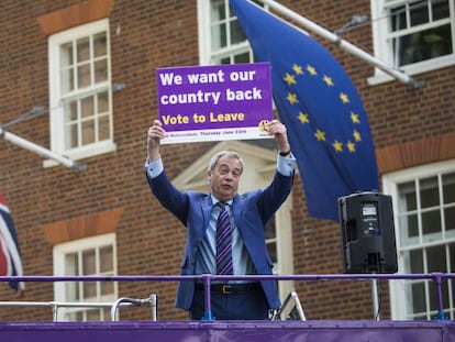 El l&iacute;der del partido UKIP, Nigel Farage, ense&ntilde;a este viernes en Londres un cartel con la leyenda &quot;Queremos nuestro pa&iacute;s de vuelta&quot;.