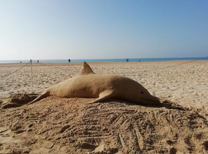 Foto de uno de los delfines de arena realizado por Carlos en 2018 y compartido en el perfil de los Agentes de Medio Ambiente de la Junta de Andalucía en Twitter.