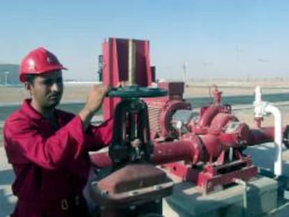 En la imagen, un operario ajusta una válvula en una refinería en Irak. EFE/Archivo