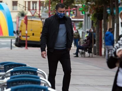 Unas personas transitan al lado de una terraza vacía en Miranda de Ebro (Burgos).