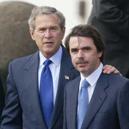 El presidente de EE UU, George W. Bush y el ex presidente Aznar se reúnen en Praga. En la imagen, Bush y Aznar en una foto de archivo