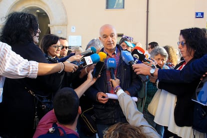 El presidente de la Asociación de Familiares Afectados en las Residencias Domus Vi de Alcoy, José Luis García, momentos antes de iniciarse el juicio.