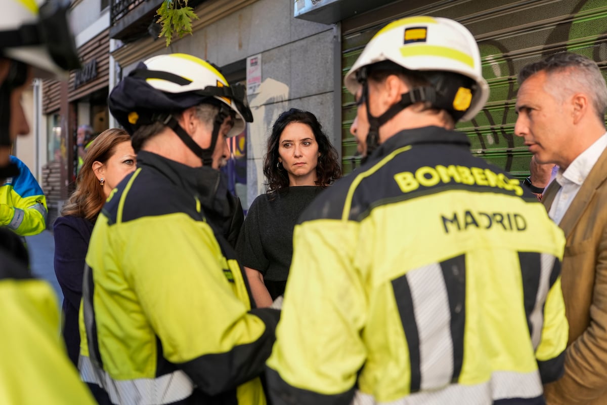 Ayuso y Almeida frente al espejo de Mazón: así gestionaron los políticos de Madrid la crisis por el derrumbe del edificio de la calle de las Hileras