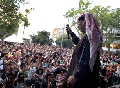 Omar Souleyman durante su actuación, ayer, en el Sonarvillage, en lo que fue la última actuación diurna del festival.