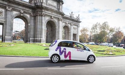 Coche de Emov circulando por las calles de Madrid