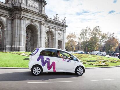 Coche de Emov circulando por las calles de Madrid