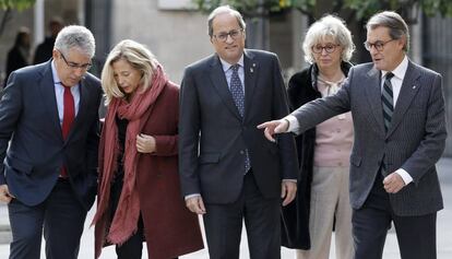 Francesc Homs, Joana Ortega, Quim Torra, Irene Rigau i Artur Mas, en el Palau de la Generalitat en el cinquè aniversari del 9-N.