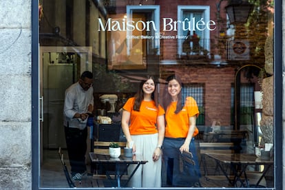 Andrea Mendoza y Camila Ochoa, de izquierda a derecha, en Maison Brûlée, en la calle Molino de Viento, en Madrid.