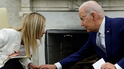 El presidente de EE UU, Joe Biden, y la primera ministra italiana, Giorgia Meloni, este jueves en el Despacho Oval de la Casa Blanca.