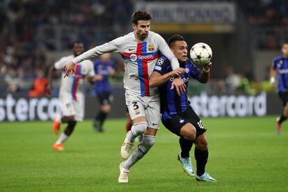 Gerard Piqué disputa el balón con Lautaro Martínez durante el partido entre el Inter y el Barcelona el martes.