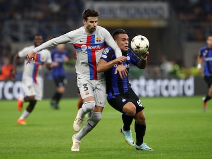 Gerard Piqué disputa el balón con Lautaro Martínez durante el partido entre el Inter y el Barcelona el martes.