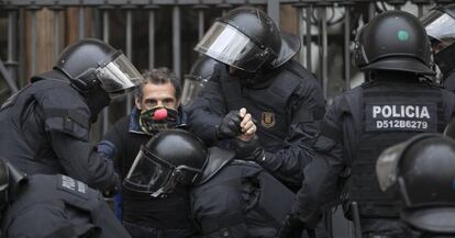 La policia deté un home al TSJC.