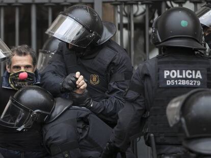 La policia deté un home al TSJC.