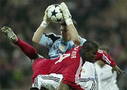 Casillas bloca la pelota por encima de Kuffour.