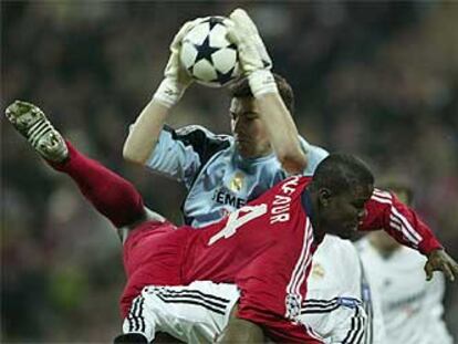 Casillas bloca la pelota por encima de Kuffour.