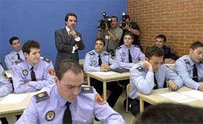 José María Aznar ha visitado el Centro Superior de Estudios de Seguridad de la Comunidad de Madrid, en Colmenar Viejo, para asistir a un acto electoral sobre seguridad ciudadana celebrado por el Partido Popular.