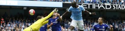 Mangala cabecea un balón ante Cahill y Begovic