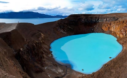 Los dos lagos dentro del cr&aacute;ter del volc&aacute;n Askja