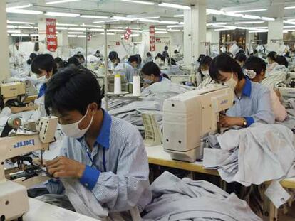 Trabajadores de una empresa textil en Hanoi.