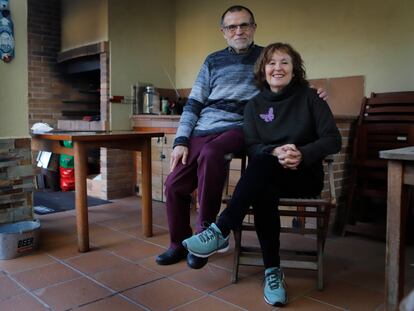 María Morales y Rafael Cañero en su casa de Viladecavalls (Barcelona).