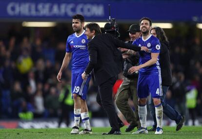 Conte celebra con Diego Costa (i) y Fábregas (d).