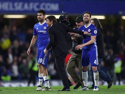 Conte celebra con Diego Costa (i) y Fábregas (d).