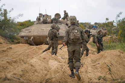 Soldados israelíes, en una operación terrestre en el norte de la franja de Gaza, en una imagen distribuida este jueves por el ejército.