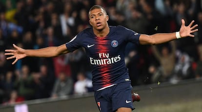 Kylian Mbappe celebra uno de sus goles al Lyon.