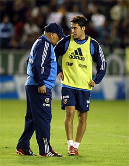 Raúl, a la derecha, habla con Iñaki Sáez en un partido de la selección.