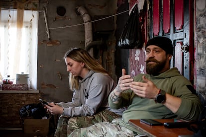 Yulia y 'Torin', durante una entrevista en la granja donde residen, en un asentamiento de Donetsk sin precisar.