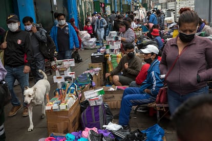 Vendedores ambulantes, protegidos con mascarillas en Lima.