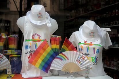 Souvenirs en una tienda del barrio de Chueca.