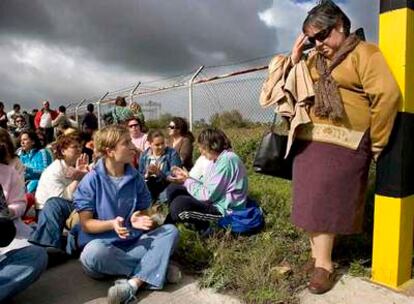 Esposas de los trabajadores de Delphi, en una concentración ante la entrada de la fábrica en Puerto Real.